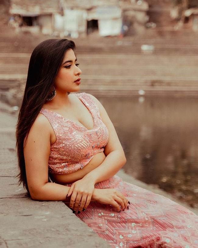 Staggering Glamour Show Of Nikita Sharma In New York